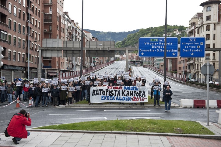 Manifestación en mayo de 2013 reivindicando el derribo de la autopista, junto al desaparecido acceso por Sabino Arana. (FOKU)
