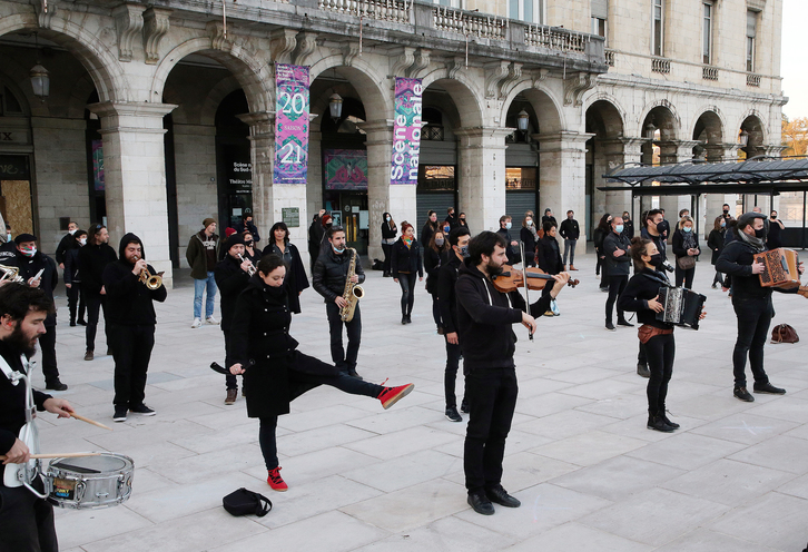 Un aurresku puso fin a la protesta de los «no esenciales», en Baiona. (Bob EDME)