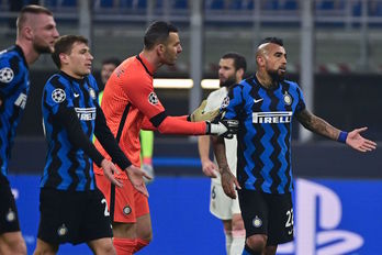 Arturo Vidal no podrá jugar con el Inter al ver la roja frente al Real Madrid. (Miguel MEDINA/AFP)