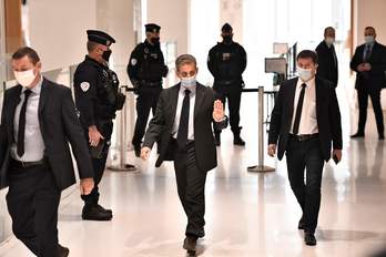 Nicolas Sarkozy frantziar presidente ohia Parisen, ustelkeria-karguei buruzko epaiketaren audientziara bidean. (Stephane DE SAKUTIN/AFP).