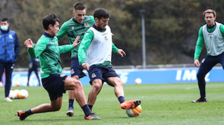 David Silva, junto al también recuperado Gorosabel y Zubimendi en el entrenamiento de este lunes en Zubieta. (PRENSA REAL SOCIEDAD)