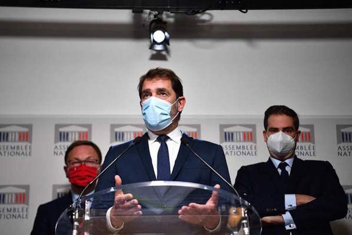  El líder del grupo parlamentaro de LREM, Christpohe Castaner, ha anunciado la marcha atrás del Gobierno. (Anne-Christne POUJOULAT/AFP)