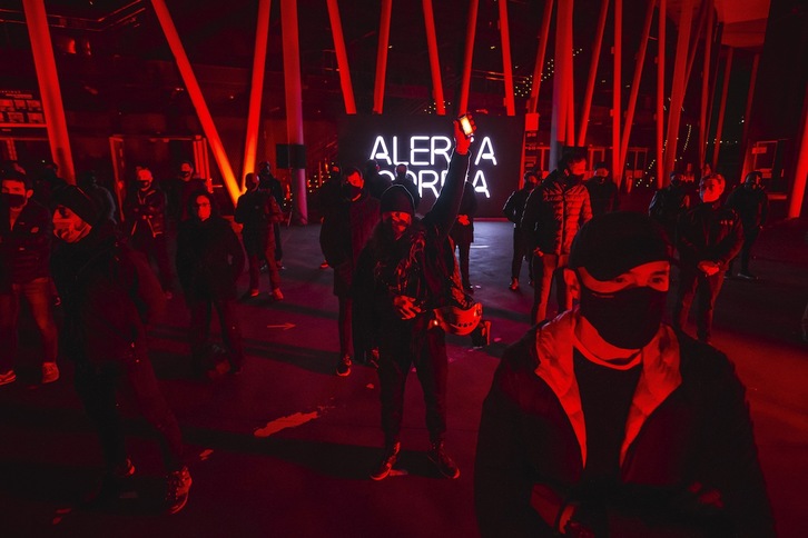 Trabajadores del sector de los eventos se han concentrado ante un Bilbao Arena iluminado de rojo. (Aritz LOIOLA/FOKU)