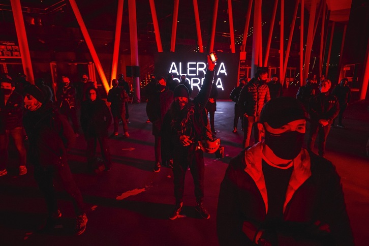 Trabajadores del sector de los eventos se han concentrado ante un Bilbao Arena iluminado de rojo. (Aritz LOIOLA/FOKU)