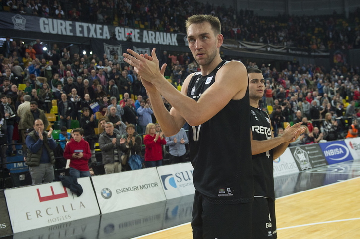 Axel Hervelle se despide de los aficionados tras su paso por Bilbao Basket. (Monika DEL VALLE/FOKU)
