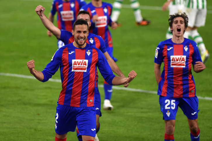 Burgos celebra su gol, que colocaba el 0-2 en el marcador, seguido por sus compañeros. (Rafael T.R./AGENCIA LOF)