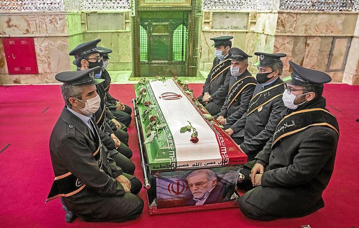 Miembros de las fuerazas iraníes velan el ataúd de Mohse Fajrizadeh. (Hamed MALEKPOU / AFP)