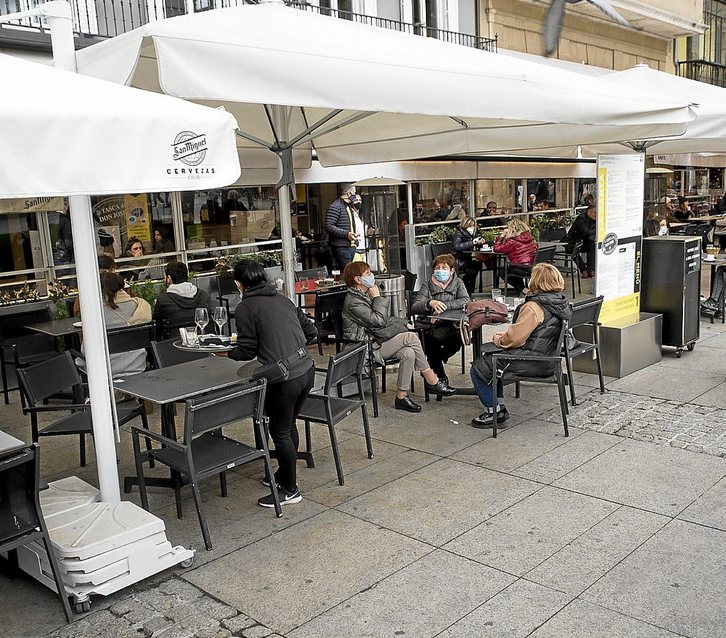 El próximo puente en Nafarroa, con las terrazas abiertas, supondrá un buen termómetro. (Iñigo URIZ / FOKU)