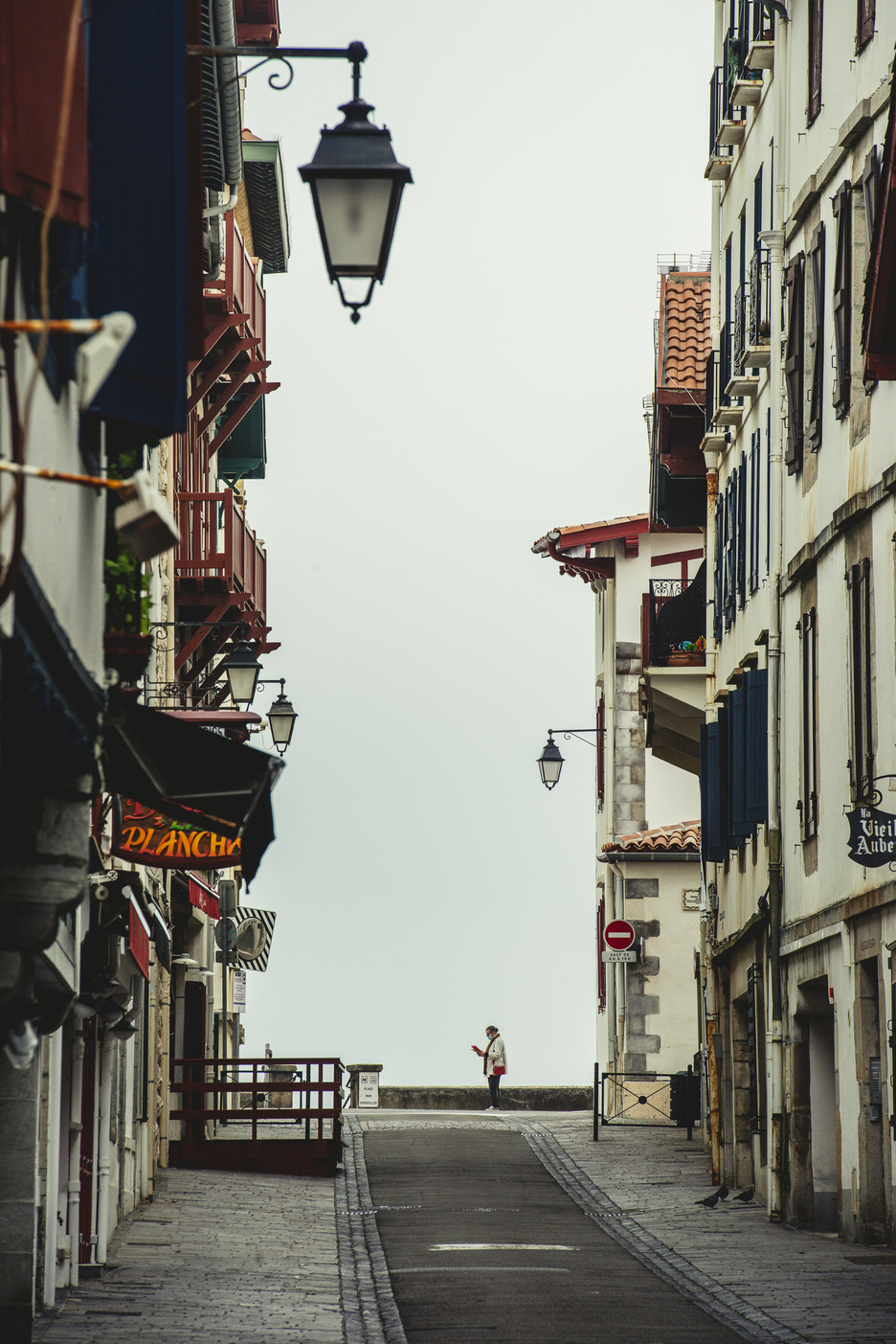 Quelques rues de Saint-Jean-de-Luz restent encore désertes. © Guillaume Fauveau