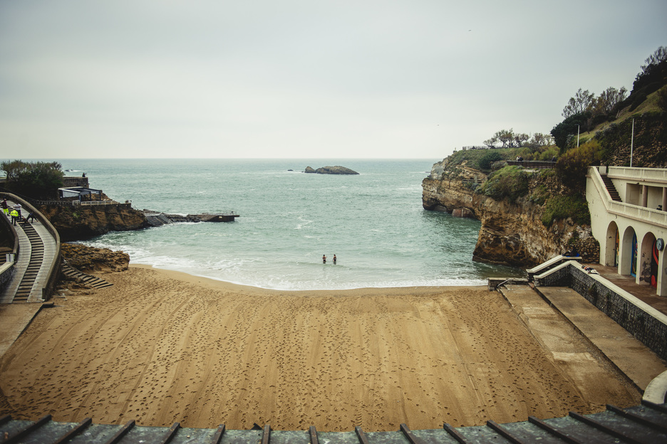  Le port du masque est encore obligatoire dans plusieurs villes du Pays Basque. © Guillaume Fauveau Il est à nouveau possible de surfer et de se baigner depuis le 28 novembre. © Guillaume Fauveau