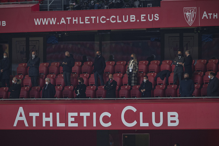 La Junta de Elizegi en el palco de San Mamés durante el partido ante el Betis. (Aritz LOIOLA / FOKU)