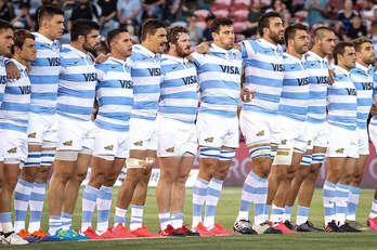 La seleccion de Argentina de rugby, durante la haka de los All Blacks en homenaje a Maradona. (DAVID GRAY / FOKU)