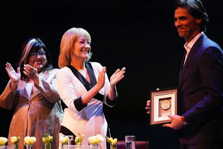 Igor Yebra ha recibido la distinción de Ciudadano Ilustre de Montevideo. (NAIZ)