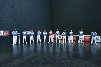 Parte hartuko duiten pilotariak, finala jokatuko den Bizkaia pilotalekuan. (Aritz LOIOLA/FOKU)