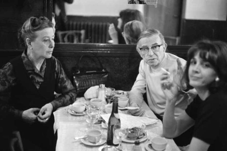 Gisèle Halimi, Simon de Beauvoir eta Jean Paul Sartrerekin. 