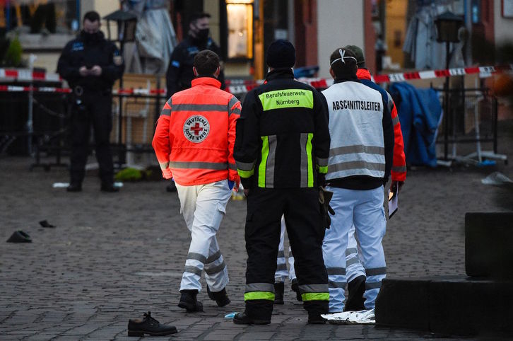 Un zapato de una víctima junto a los servicios de emergencia, tras el atropello de Tréveris. (Jean-Christophe VERHAEGEN/AFP)