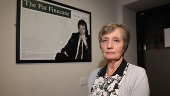 La viuda de Pat Finucane junto a una fotografía del abogado republicano. (PACEMAKER)