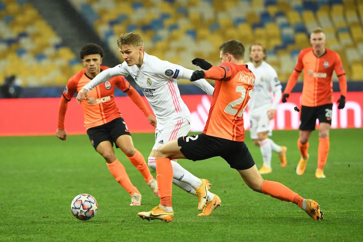 El exrealista Odegaard intenta progresar ante jugadores del Shakhtar. (Sergei SUPINSKY/AFP)