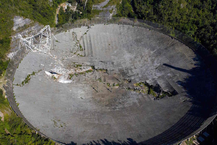 Vista aérea de los daños en el observatorio de Arecibo. (Ricardo ARDUENGO/AFP)