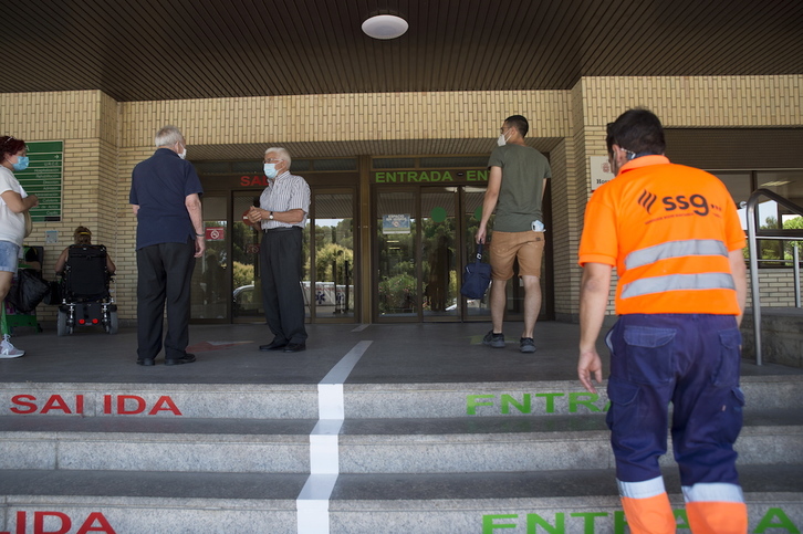 Entrada al hospital de Tutera, una de las zonas más castigadas al inicio de la segunda ola. (Iñigo URIZ | FOKU)
