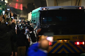  Zigortuak kartzelare bidean Poliziaren furgoneta baten. (Peter PARKS/AFP) 