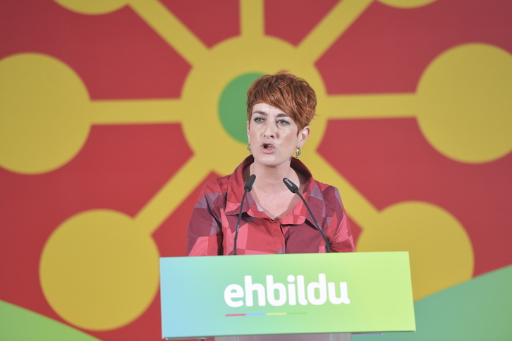 Bakartxo Ruiz ha leído el manifiesto junto a Joseba Asiron. (Idoia ZABALETA | FOKU)