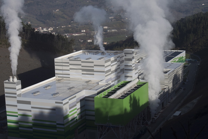 La incineradora de Zubieta quemando residuos en diciembre de 2019. (Gorka RUBIO/FOKU)