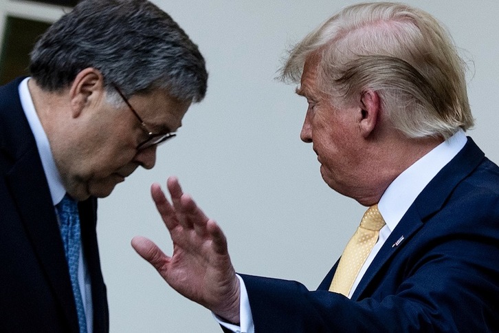  El fiscal general de EEUU, Barr, escucha genuflexo a Trump. (Brendan SMIALOWSKI/AFP)