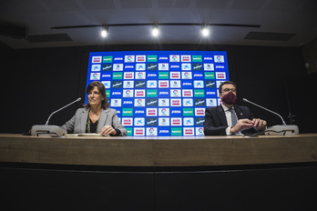 Amaia Gorostiza y Jon Ander Ulazia comparecen en la nueva sala de prensa de Ipurua, donde hoy se celebrará la Junta General. (Aritz LOIOLA/FOKU)