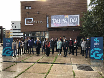Udalbiltzako partaideak eta kultur eragileak, Plateruenaren aurrean. (Raul BOGAJO / FOKU) 
