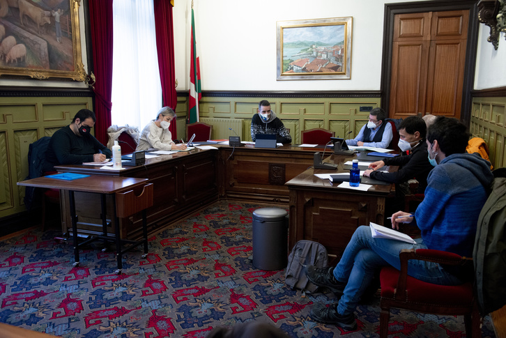 Pleno municipal de Mundaka celebrado esta mañana. (Raúl BOGAJO/FOKU)
