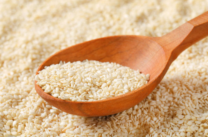 Por su contenido rico en ácidos grasos poliinsaturados a menudo se preconiza el consumo de sésamo en dietas para bajar el nivel de colesterol. (NAIZ)