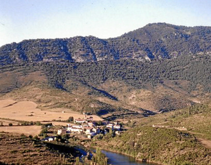 Las aguas del embalse de Itoiz inundaron buena parte del fondo del valle de Artze.