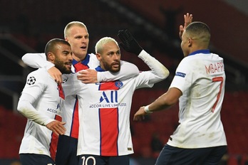 Neymar celebra uno de sus goles en Manchester (Oli SCARFF / AFP)