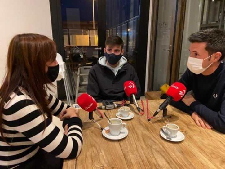 Juan Cuatrecasas, con sus entrevistadores. (Radio Euskadi)