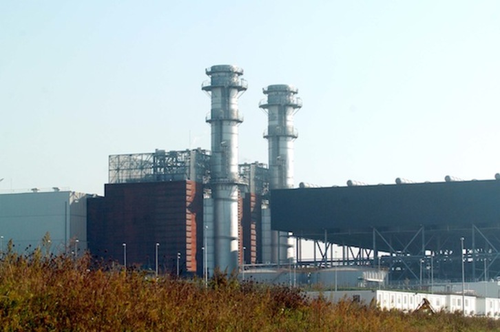 Central de ciclo combinado de Boroa, en Zornotza, al lado se construirá la planta. (FOKU) 