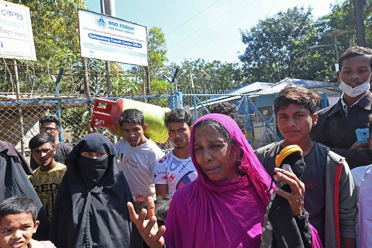 Errefuxiatu rohingyak kezkati eta negarrez Bhasan Char irlara bidean. (Munir UZ ZAMAN/AFP) 