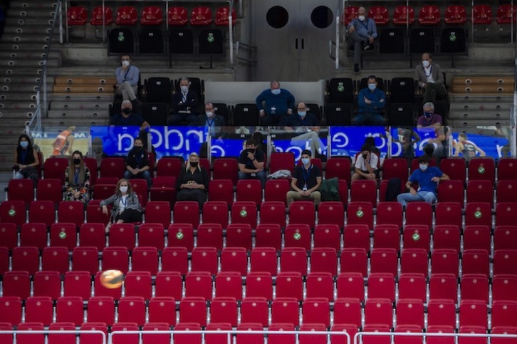 Imagen del Buesa Arena en la primera jornada de la Liga ACB 2020/21, con un número muy limitado de espectadores, a los que la competición quisiera recuperar cuanto antes. (Jaizki FONTANEDA / FOKU)