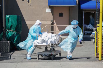 Traslado urgente en un hospital de Nueva York. (Bryan R. SMITH | AFP)
