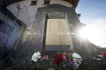 Monolito que recuerda a Mikel Zabalza en su Orbaitzeta natal. (Iñigo URIZ/FOKU)