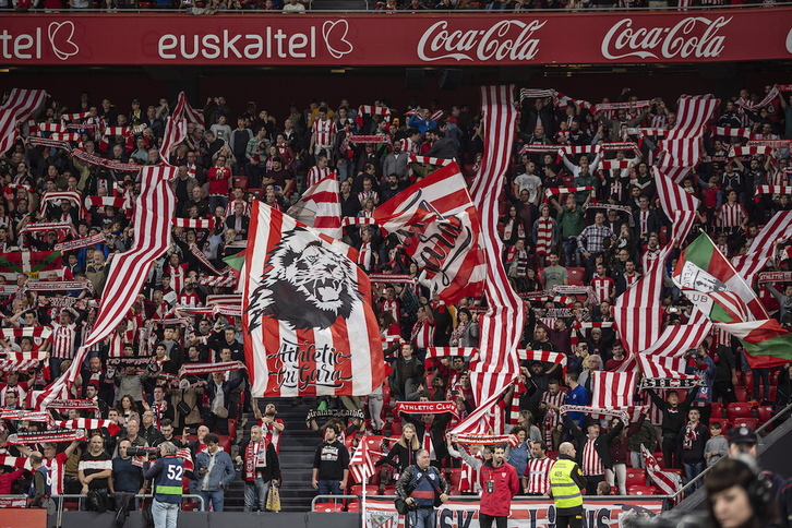 Aficionados del Athletic durante un partido en San Mamés. (Aritz LOIOLA / FOKU)