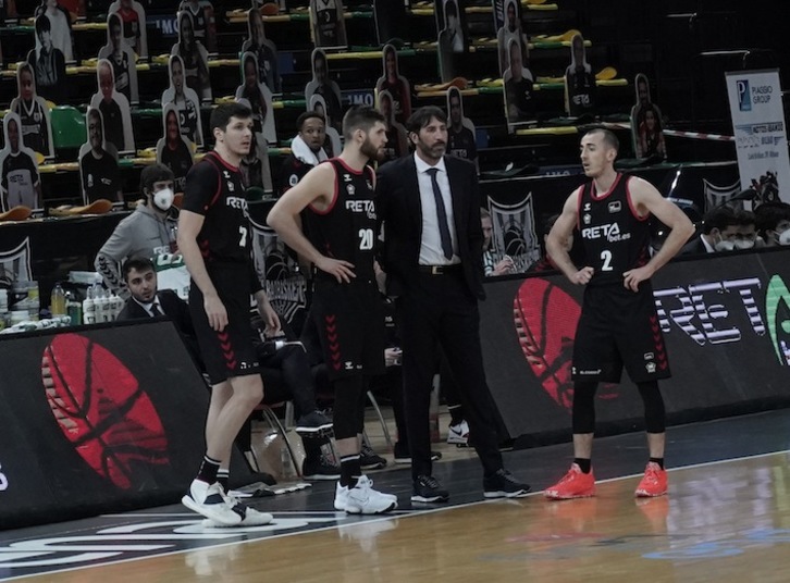 Miniotas escucha a Alex Mumbrú, rodedo por Huskic y Rouselle, en su debut con Bilbao Basket. (Marisol RAMÍREZ / FOKU)