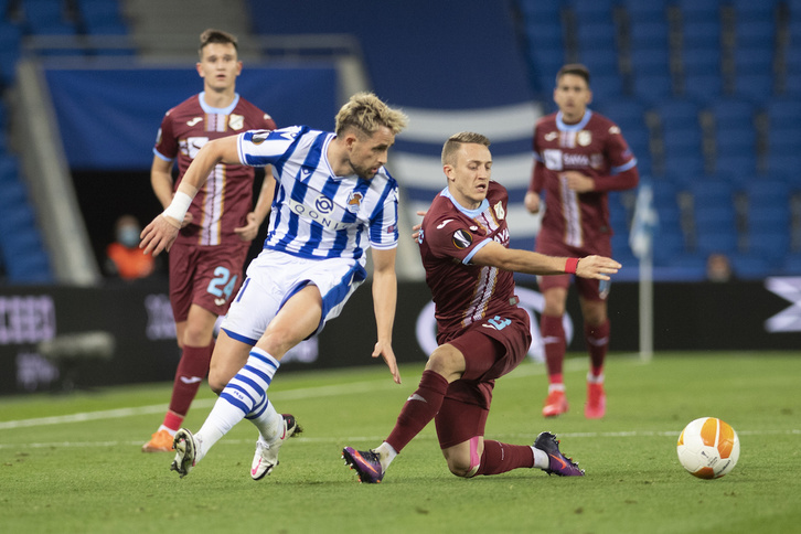 Januzaj trata de zafarse de un defensa dedl Rijeka. (Juan Carlos RUIZ / FOKU)