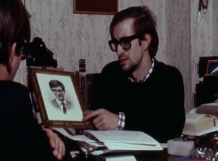 Jose Antonio Etxebarrieta, Burgosko auziko abokatuetako bat, Txabi anaiaren argazkia eskuan. 