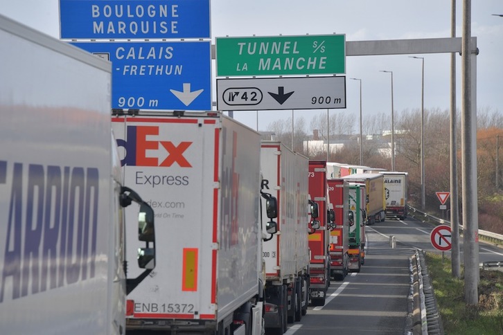  Colas de camiones en el autopista al Canal de la Mancha (Philippe HUGUEN/AFP)