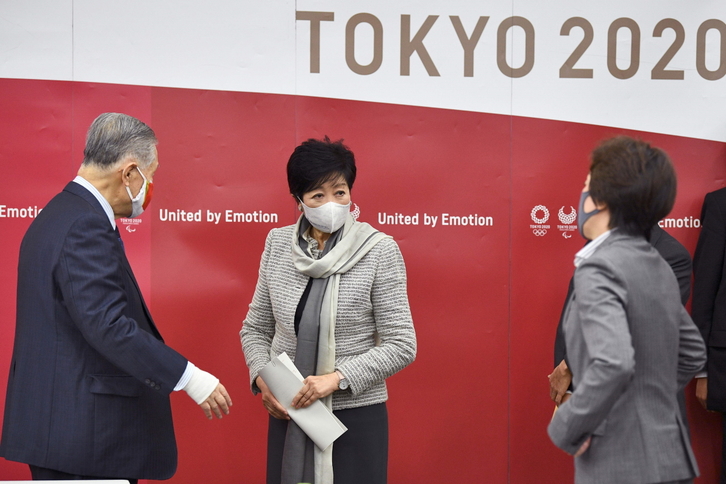 De izquierda a derecha: el presidente del comité organizador, Yoshiro Mori, el CEO del comité, Toshiro Muto, y la ministra para los JJOO, Seiko Hashimoto después de la reunión. (Kazuhiro NOGI / AFP)