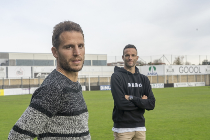 Beobide y Viguera en el Stadium Gal después de finalizar el entrenamiento con el Real Unión. (Andoni CANELLADA / FOKU)