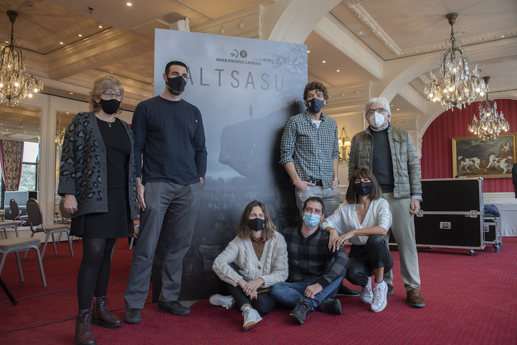 El director de ETB, Edu Barinaga, junto al director de la serie, Asier Urbieta, actores y productores hoy en Donostia. (Juan Carlos RUIZ/FOKU)