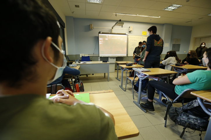 Alumnas y alumnos de Karmelo Ikastola, en Santutxu, siguen la conexión on line con Durango. (Aritz LOIOLA/FOKU)