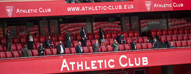 Junta Directiva del Athletic en el palco de San Mamés en el partido ante el Sevilla. (Marisol RAMIREZ / FOKU)